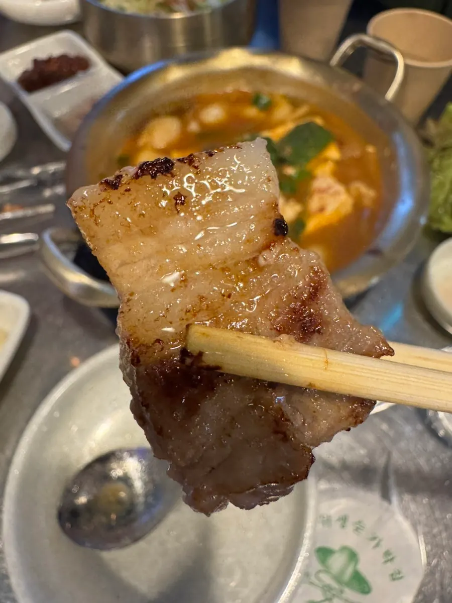 먹기 좋게 자른 쫀득한 삼겹살
