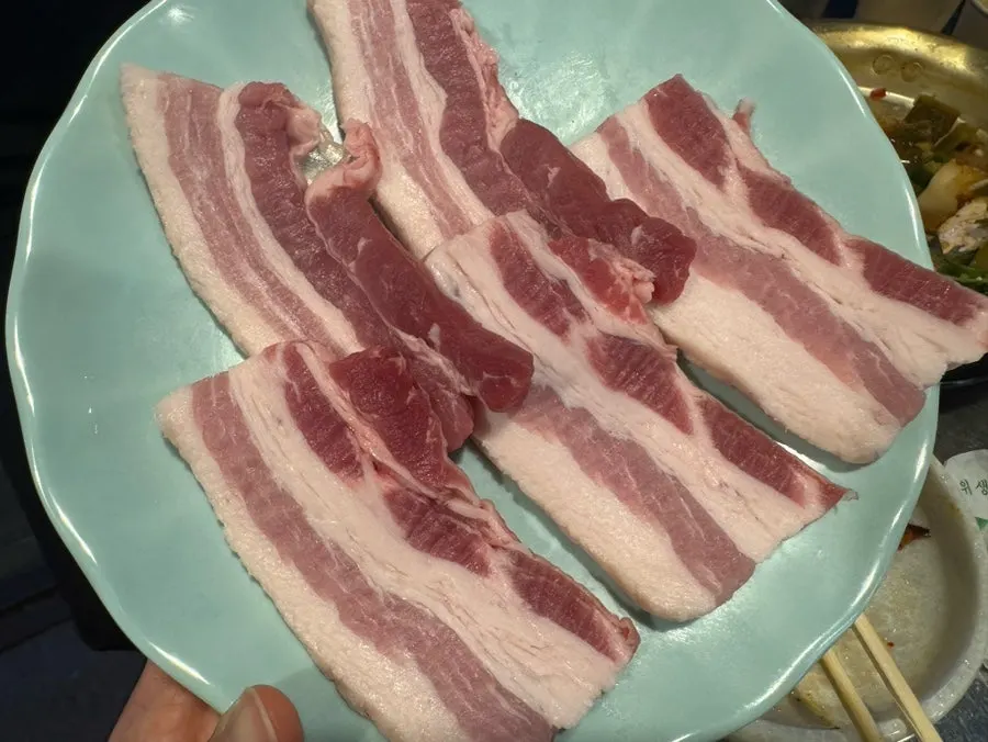 추가 주문한 삼겹살 반접시
