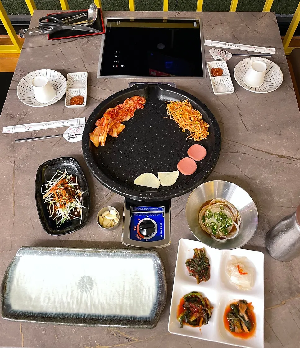 고기와 함께 차려진 기본 반찬 상차림