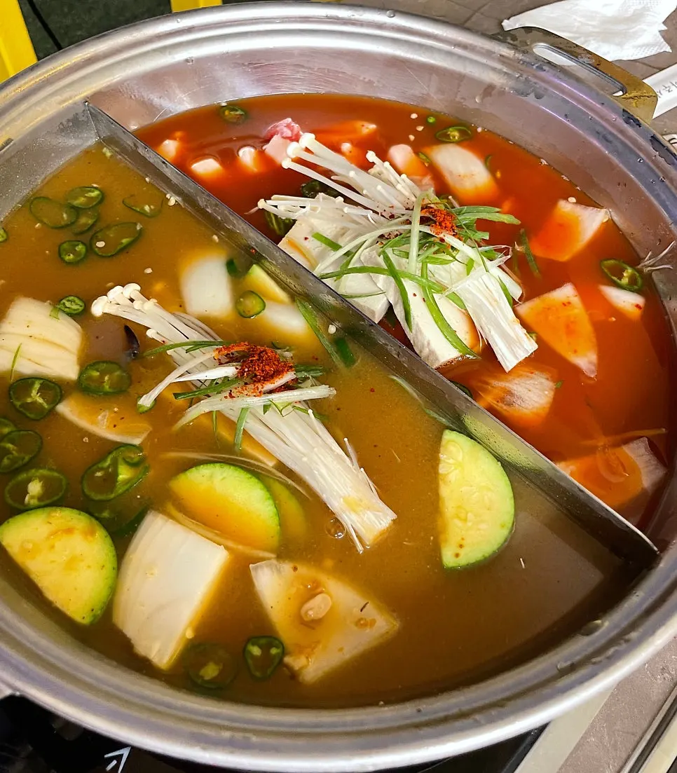 오돌뼈가 붙은 두툼한 생삼겹살 3인분