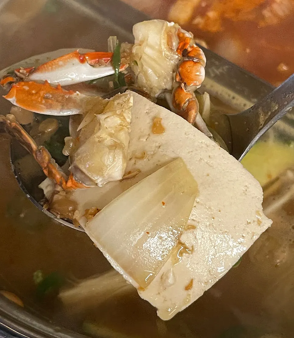 쌈채소에 삼겹살과 김치를 올린 쌈