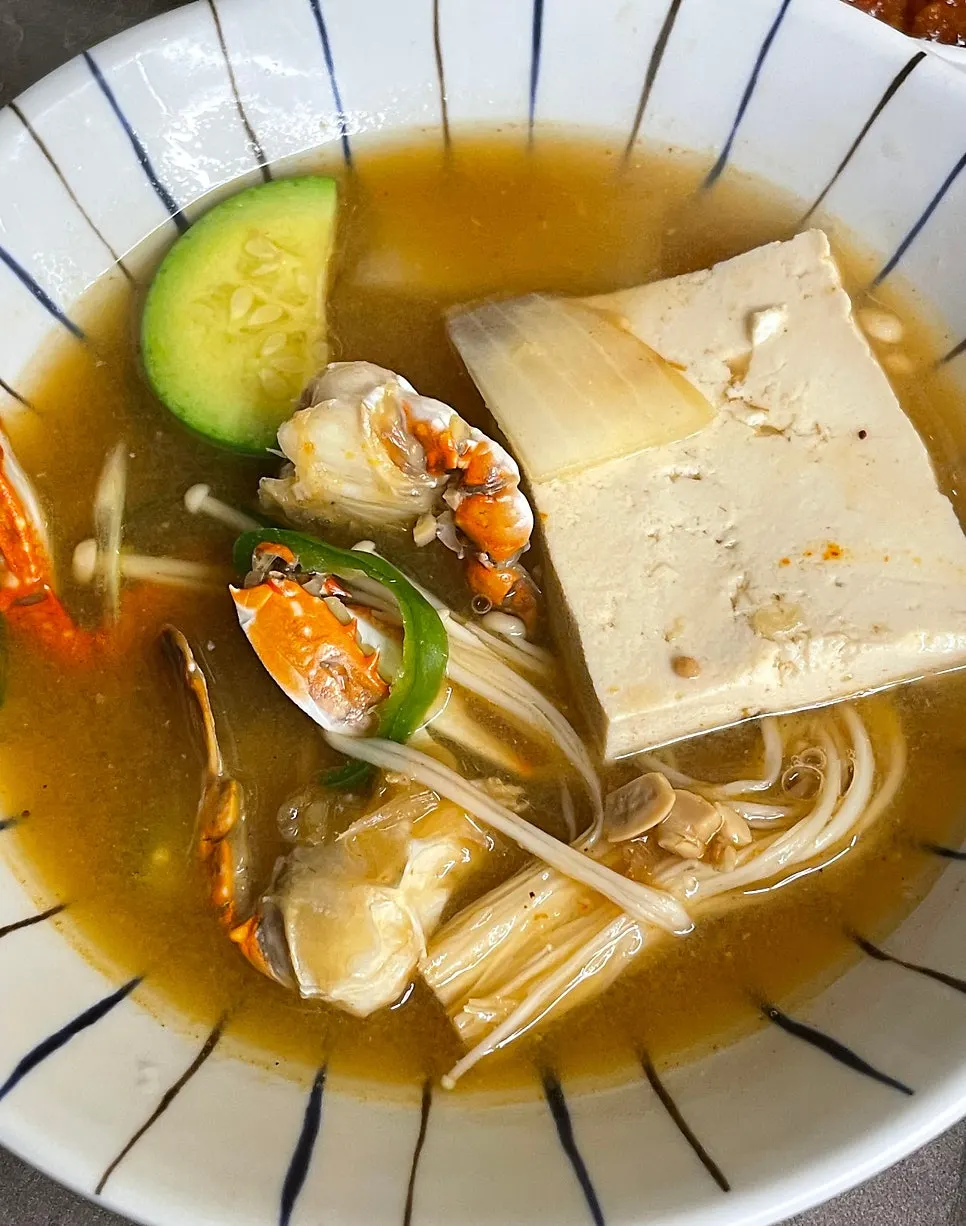 인덕션에 올라간 된장찌개와 김치찌개 반반