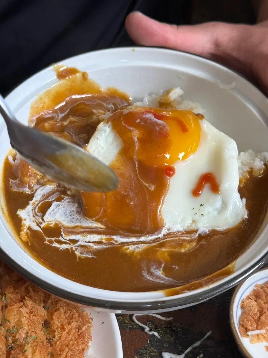 Curry and egg-topped rice included with the set