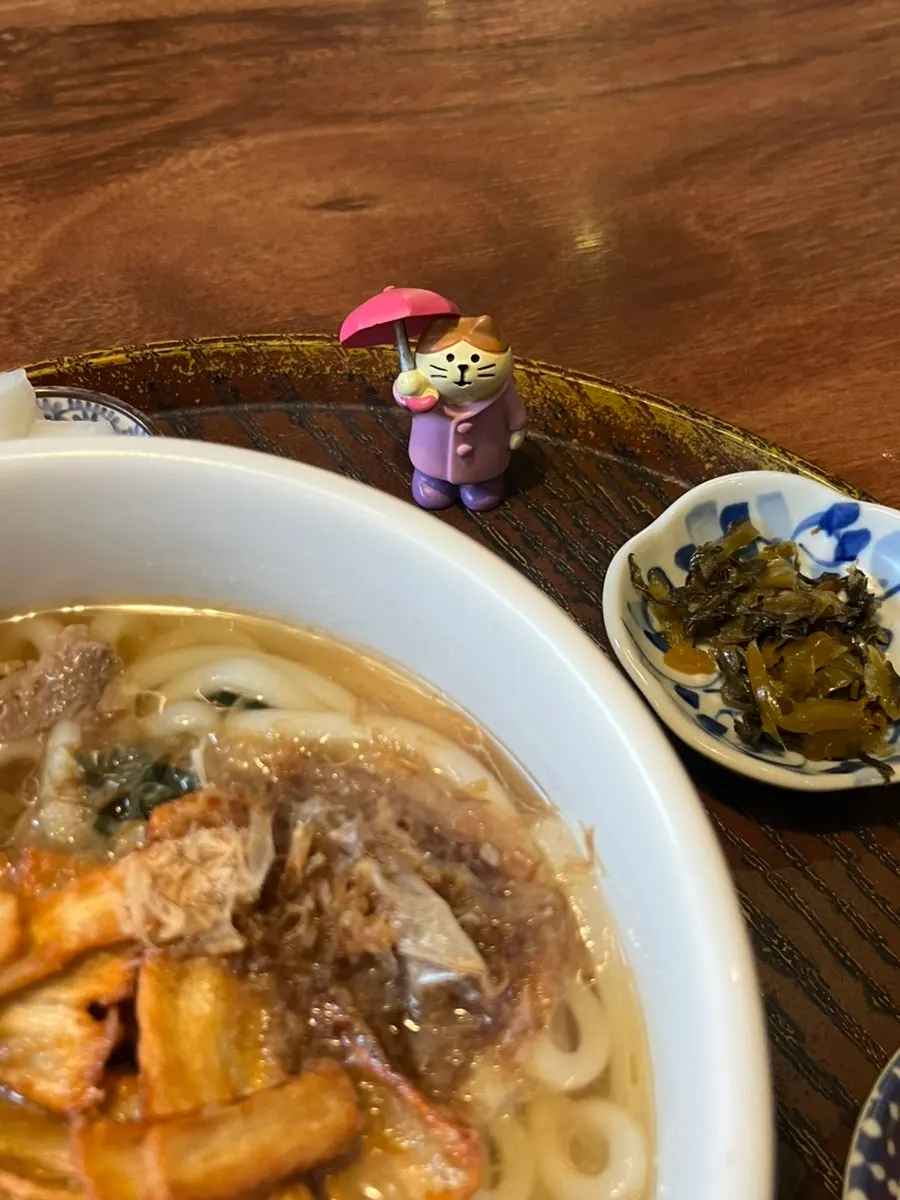 Set meal tray decorated with a small figurine