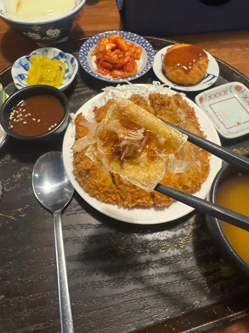 카레와 돈가스 곁들인 세트 구성