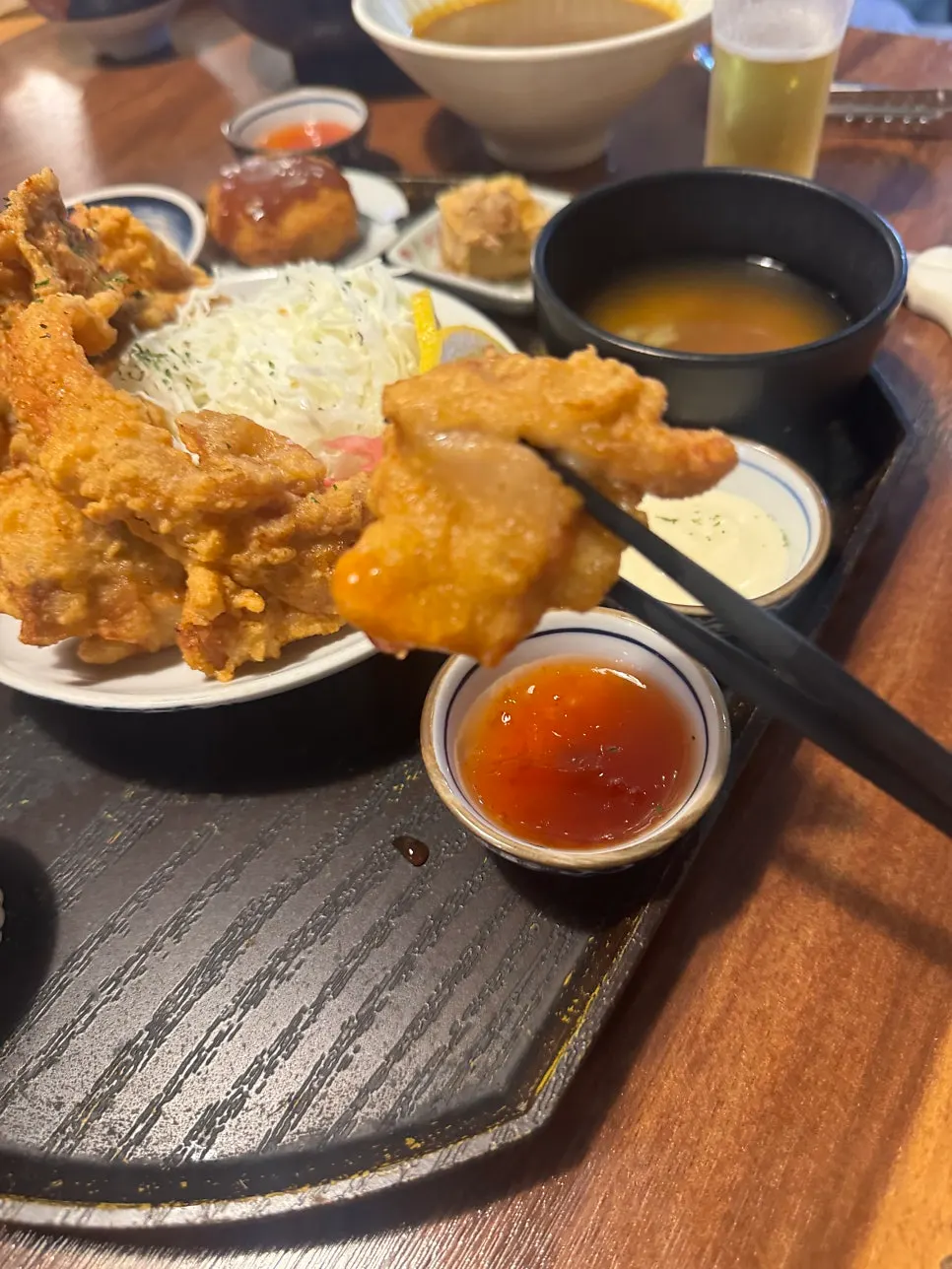 밥에 카레 소스를 부은 모습