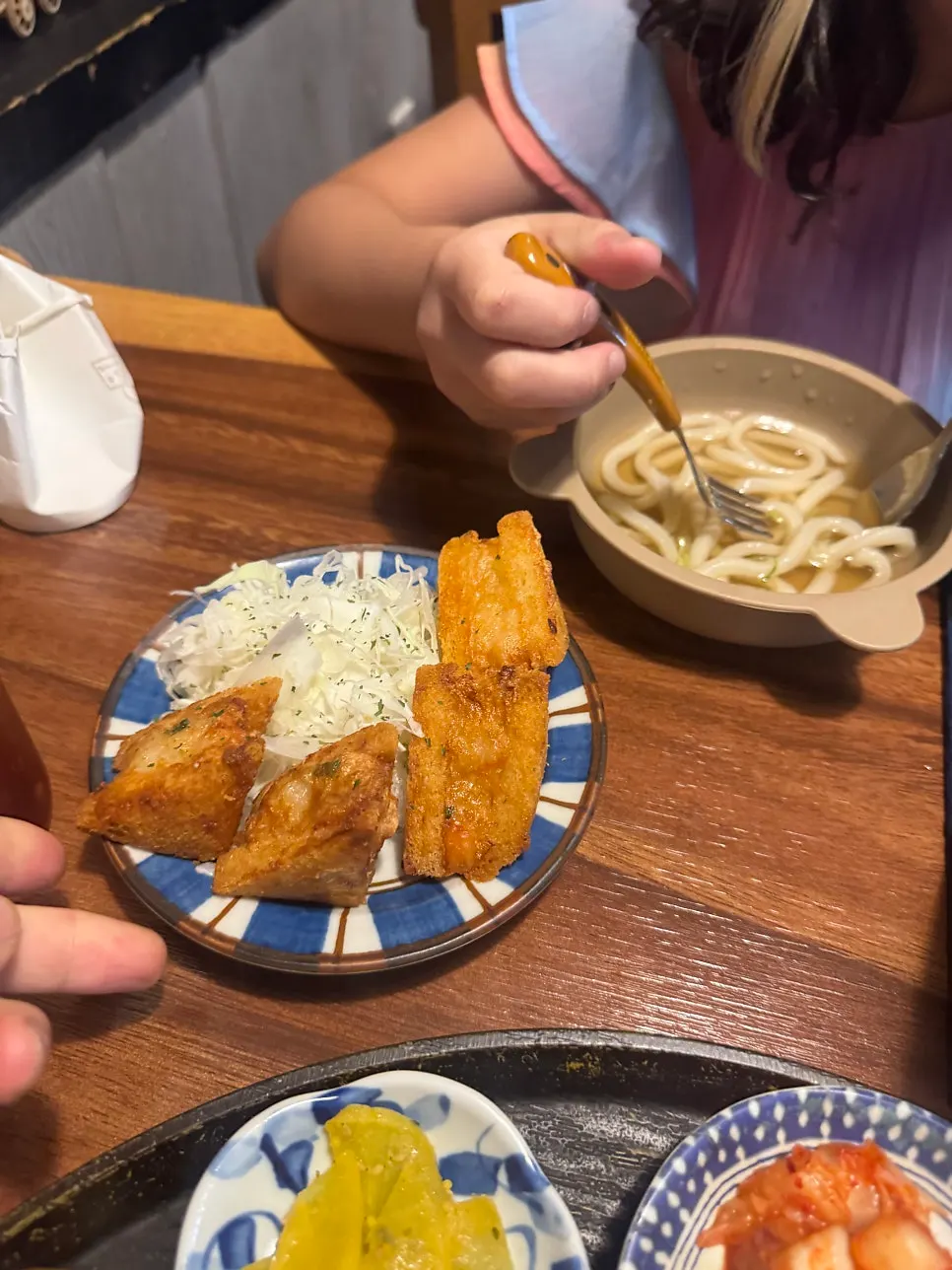 가라아게와 카레가 놓인 테이블