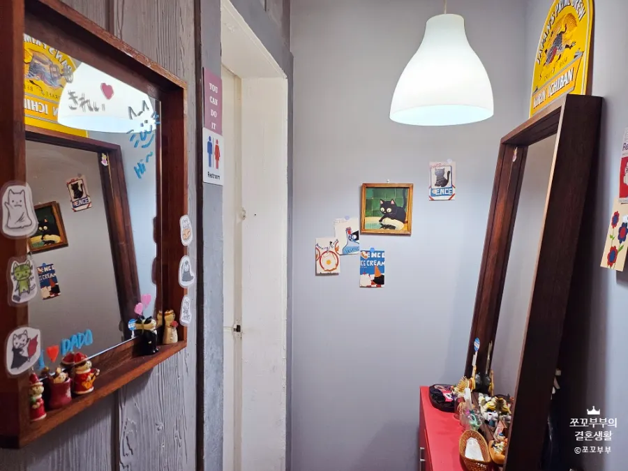 A display corner filled with Japanese-style props