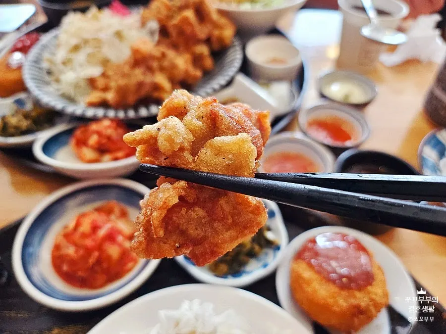 Table with nekomamma and fried dishes together