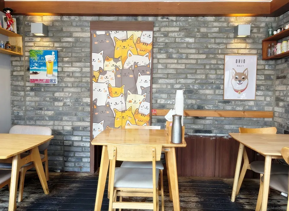 가게 곳곳의 고양이 캐릭터 소품