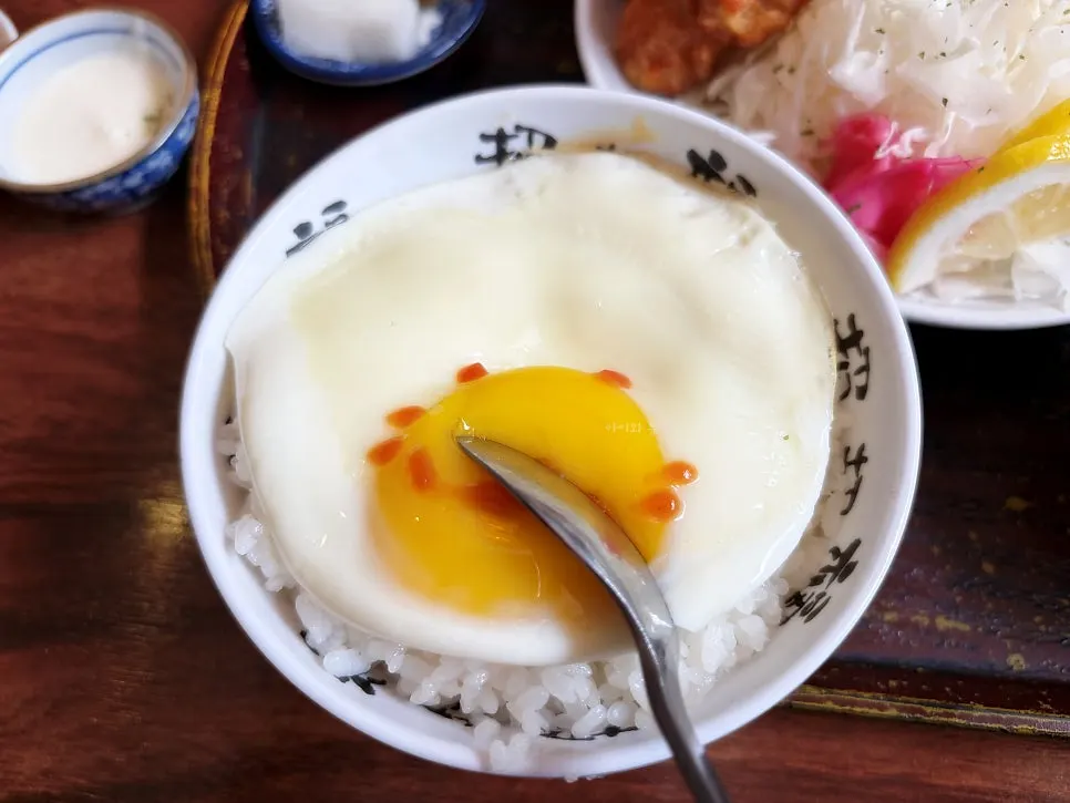 케첩으로 고양이 얼굴을 그린 계란후라이