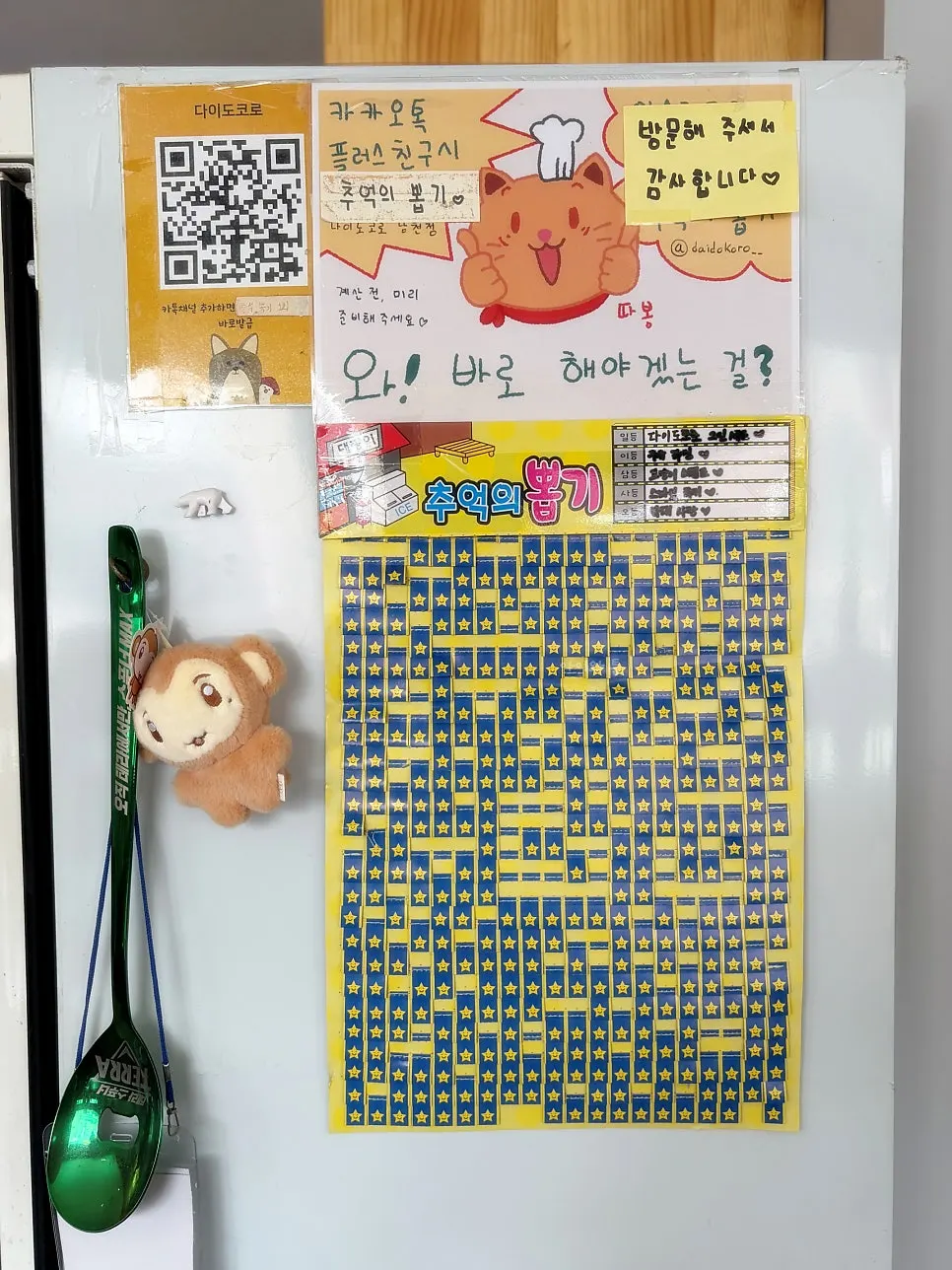 음식 기다리며 색칠공부 하는 모습