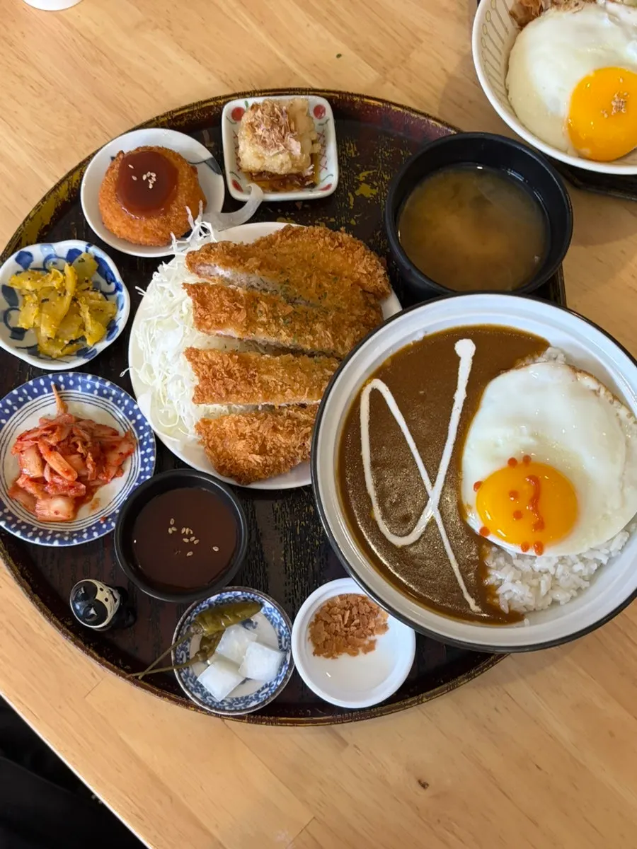 반찬과 함께 나온 다이도코로 돈까스 카레 한 상