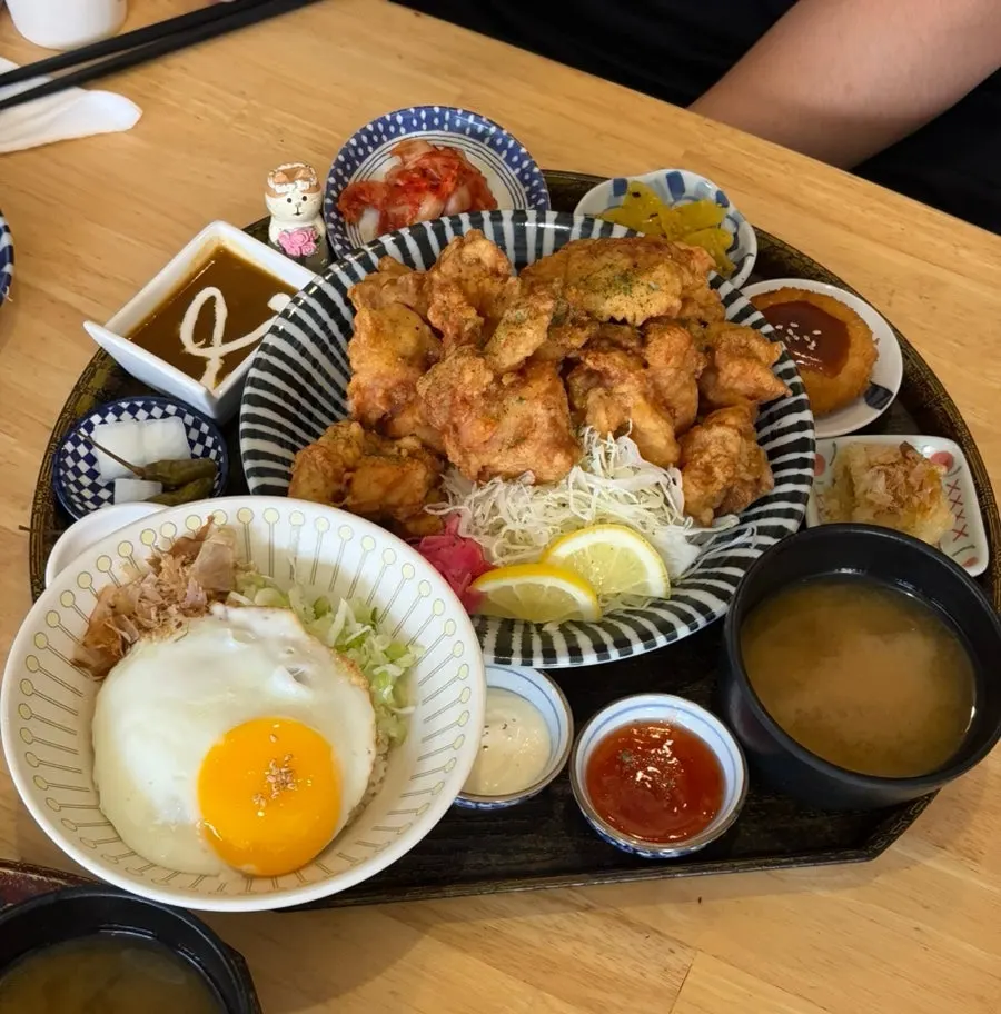 카레가 곁들여진 다이도코로 가라아게 정식 한 상