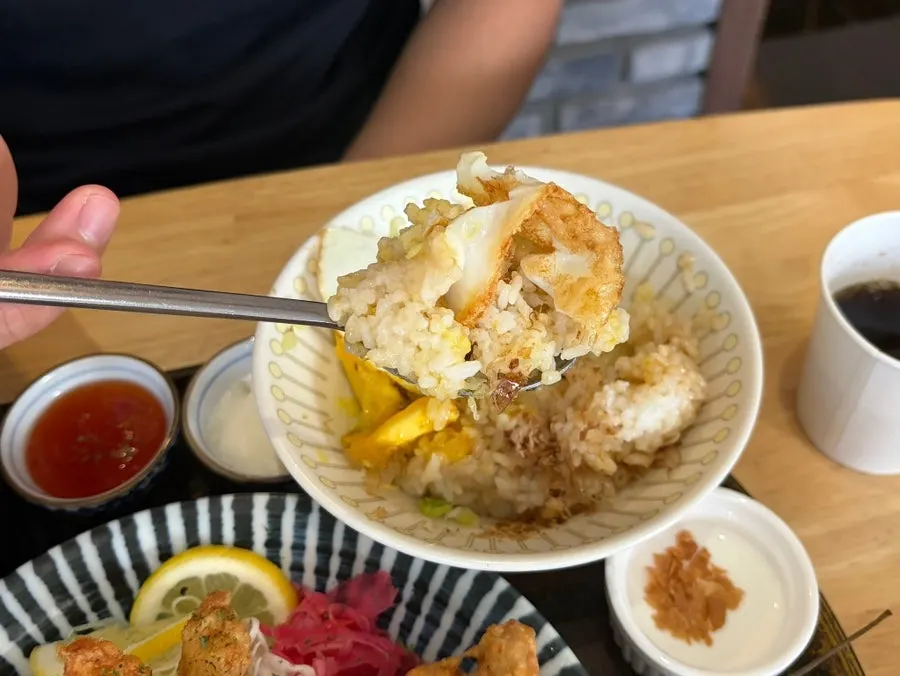 반숙 계란 후라이를 깨서 비빈 간장계란밥