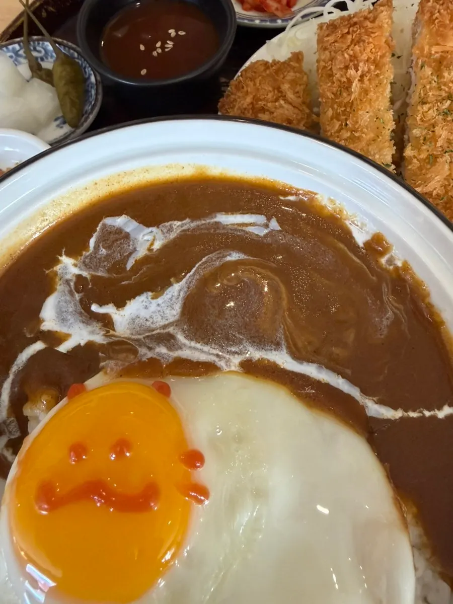 크림을 섞은 다이도코로 돈까스 카레