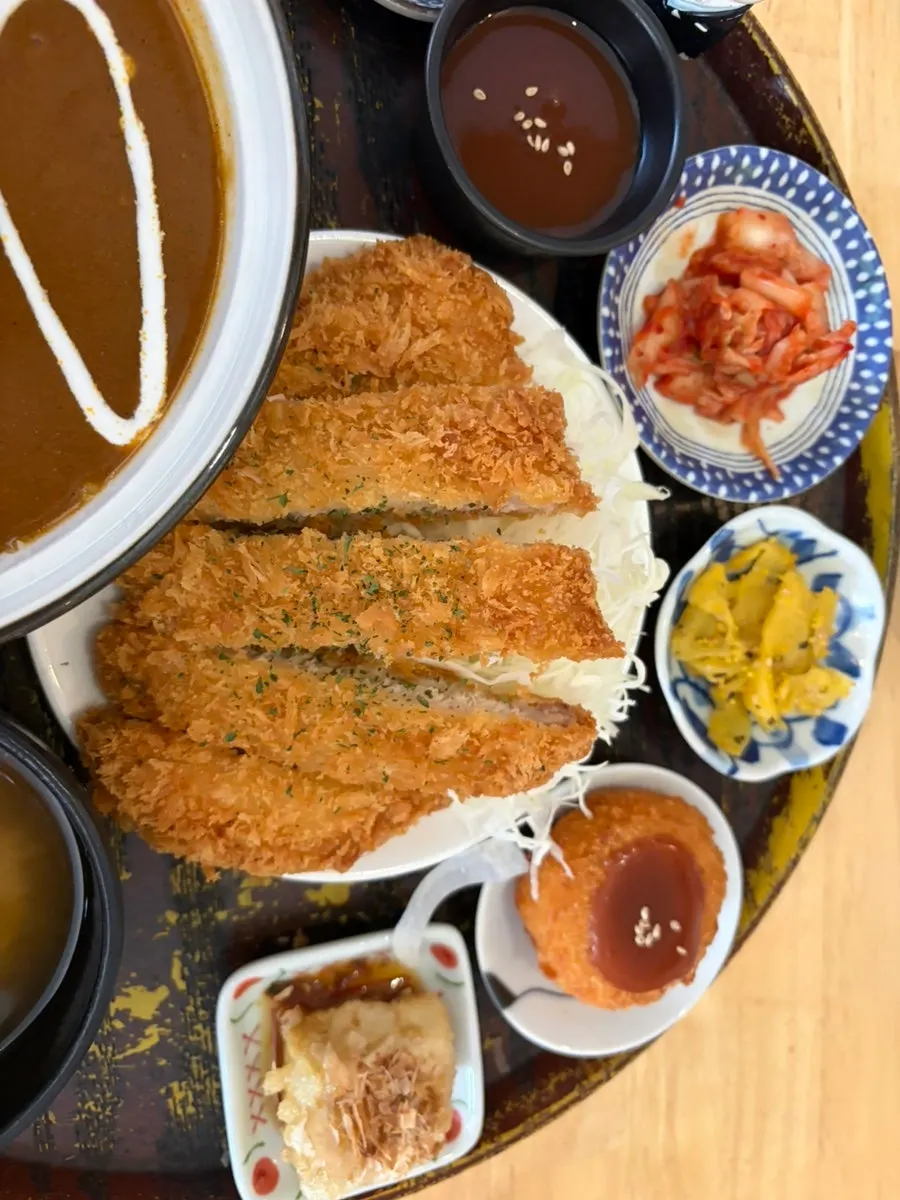 카레에 찍어 먹는 바삭한 돈까스
