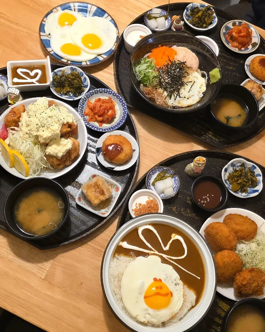 치킨난반·카레 정식이 적힌 다이도코로 메뉴판