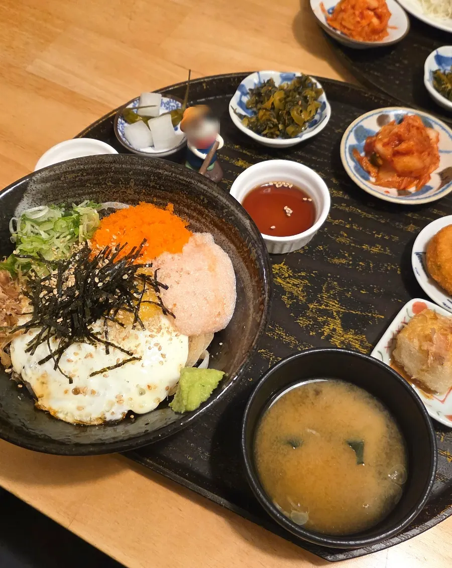세 가지 정식이 차려진 다이도코로 테이블