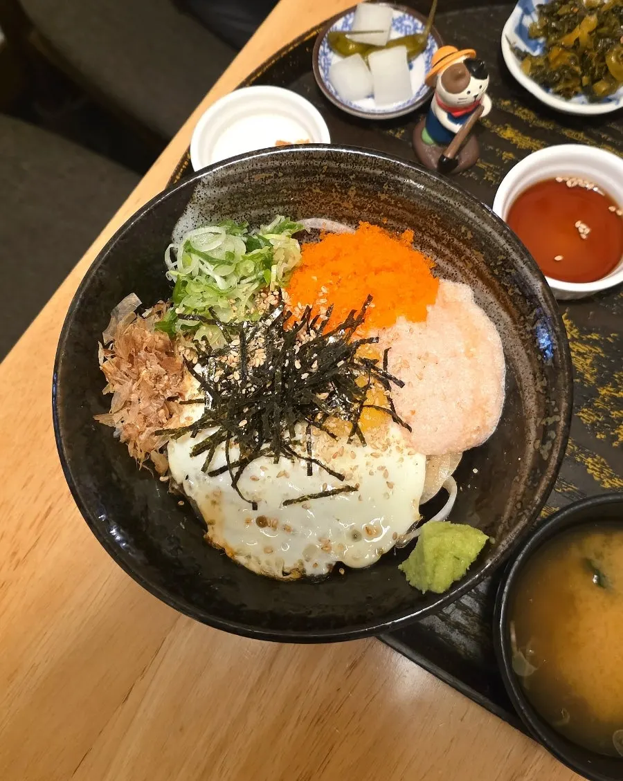 명란과 날치알, 계란프라이가 올라간 명란마요덮밥