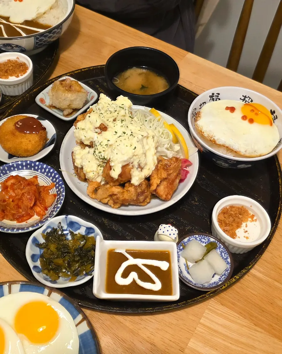 카레 소스에 찍은 고로케 단면