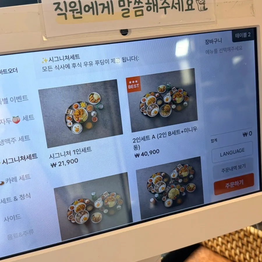 店内各处摆放的手办