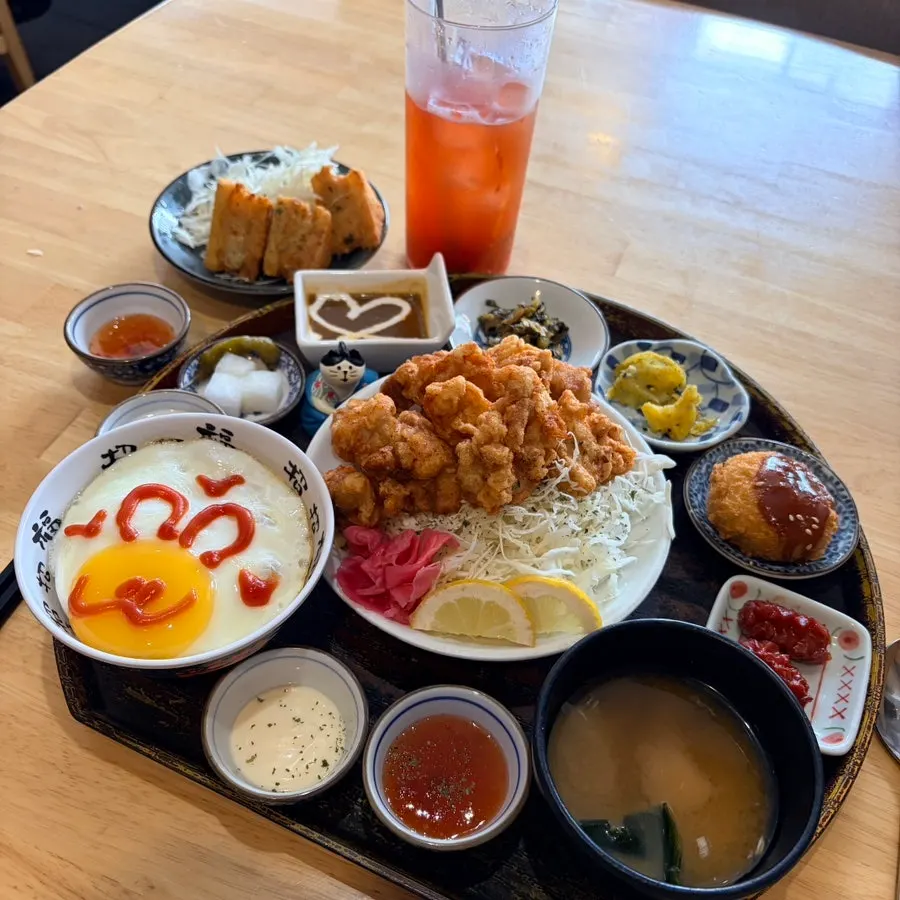桌上准备的七味粉、拌饭料和沙拉酱