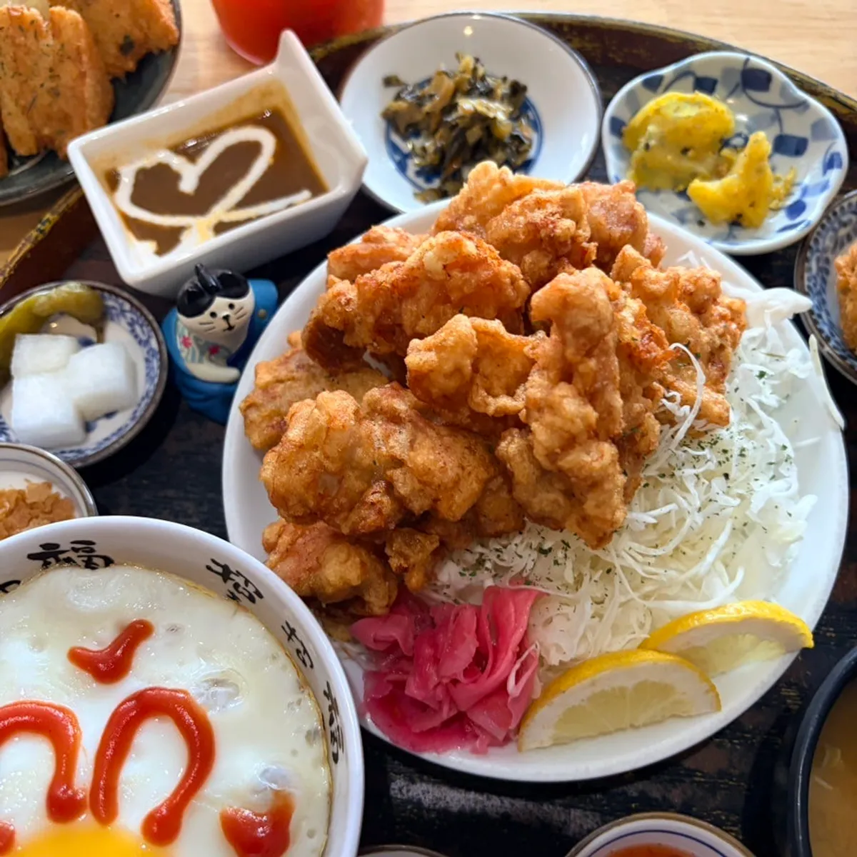 自都1人套餐的炸鸡块、咖喱与面包虾套餐