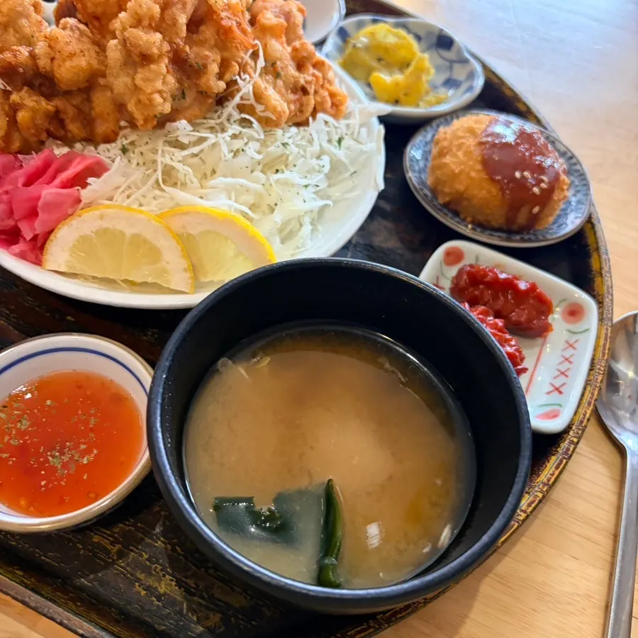 装在圆形托盘上的套餐组合