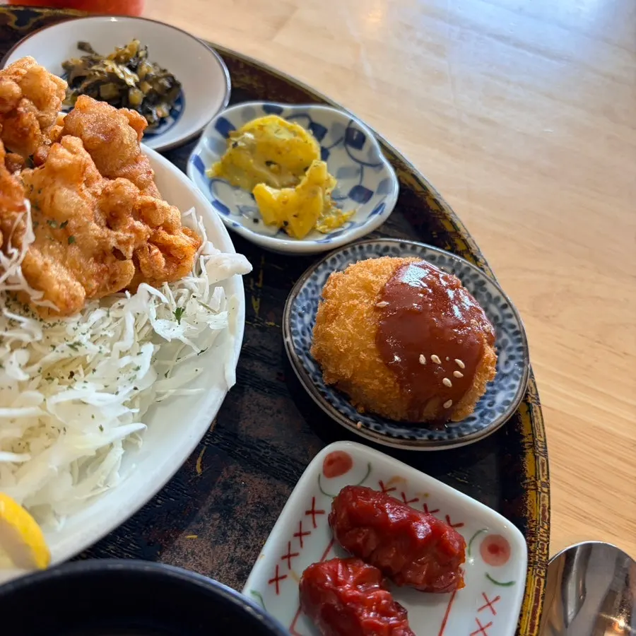 套餐附带的可乐饼与香肠