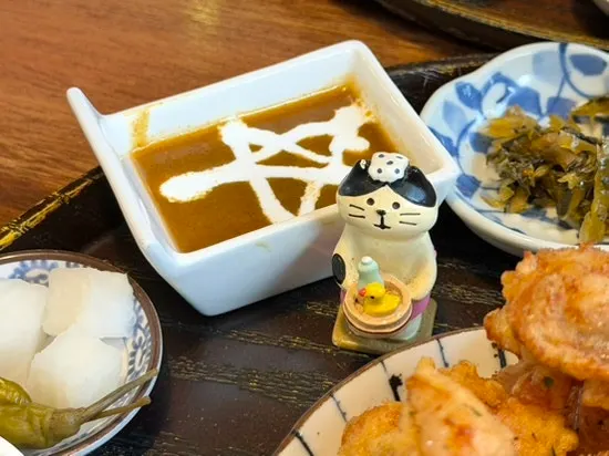 Jadu solo set spread with banchan and mini pudding