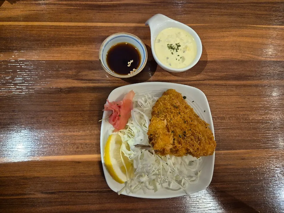 테이블에 차려진 단품 튀김 접시