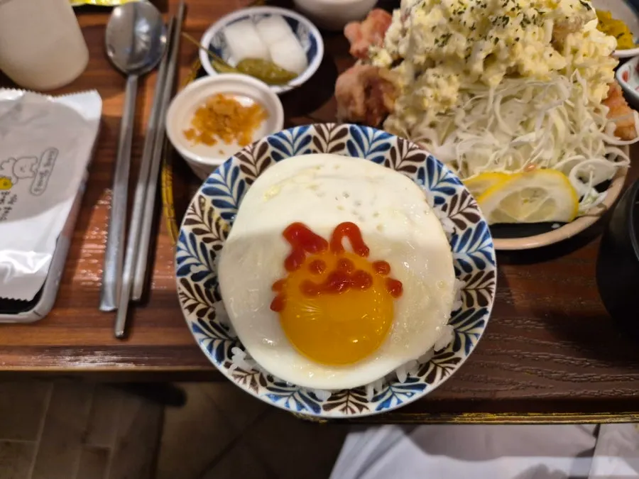 타르타르 소스를 올린 치킨남방