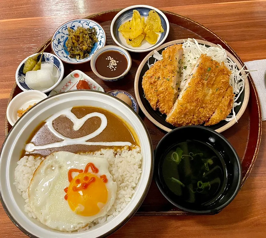 Daidokoro's tonkatsu curry set spread