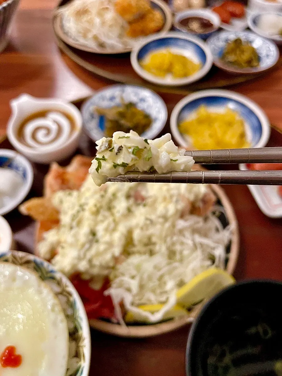 Chicken nanban thigh meat topped with tartar sauce