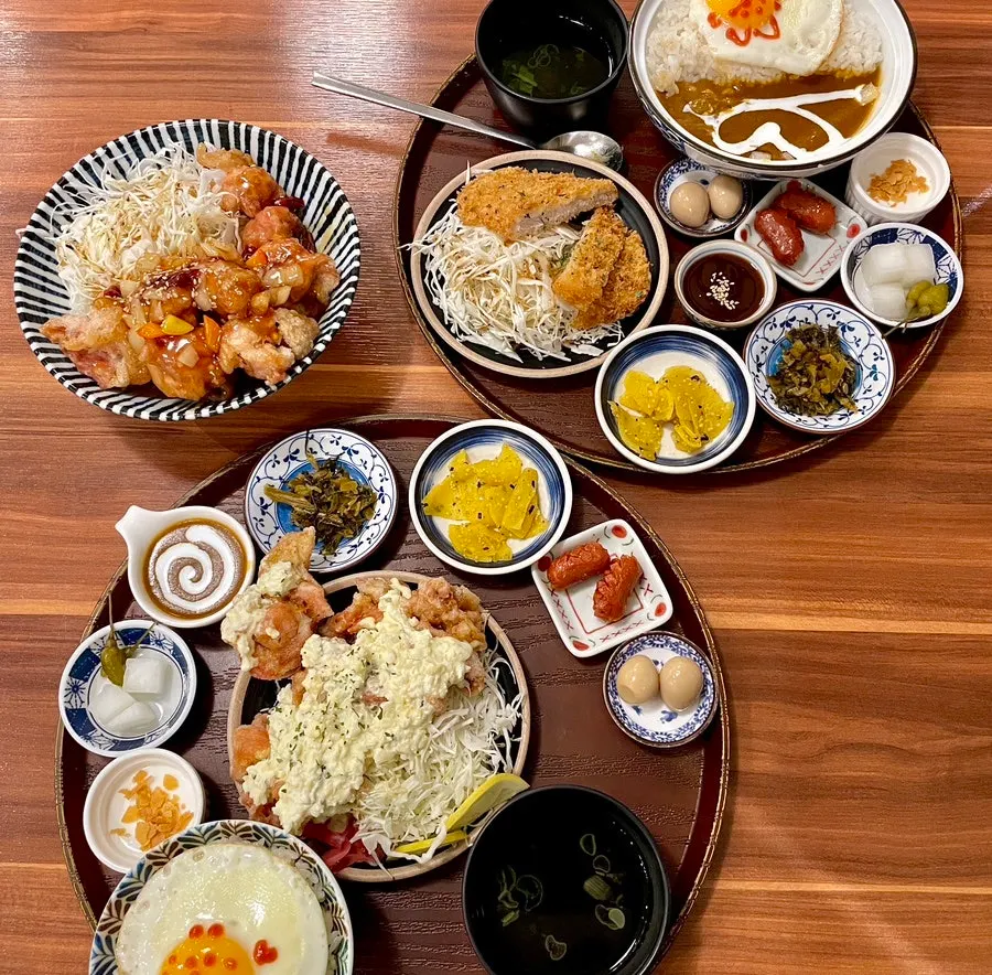 Fully packed dining hall at Daidokoro Gwangbok branch