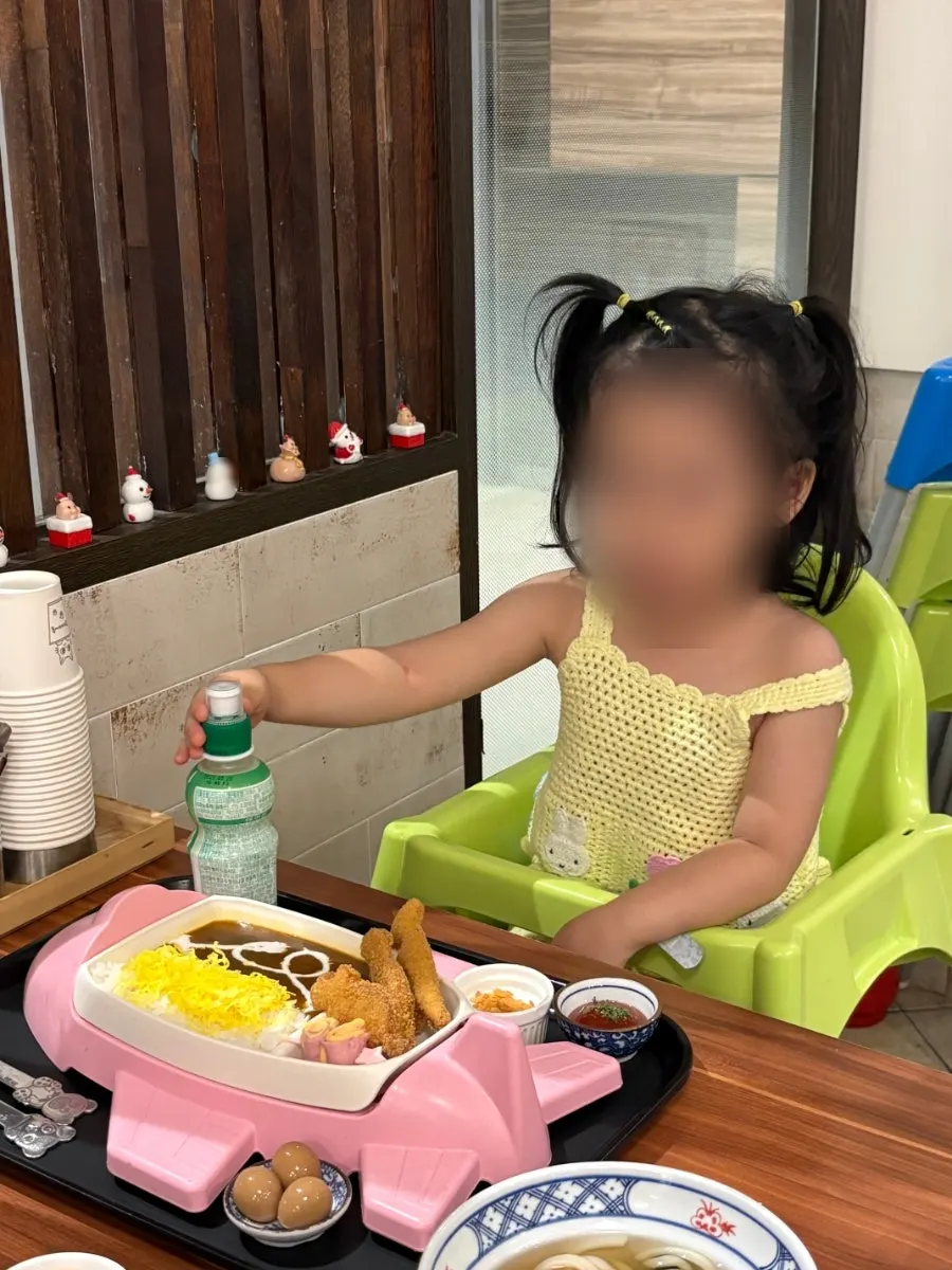 음료를 들고 좋아하는 아이