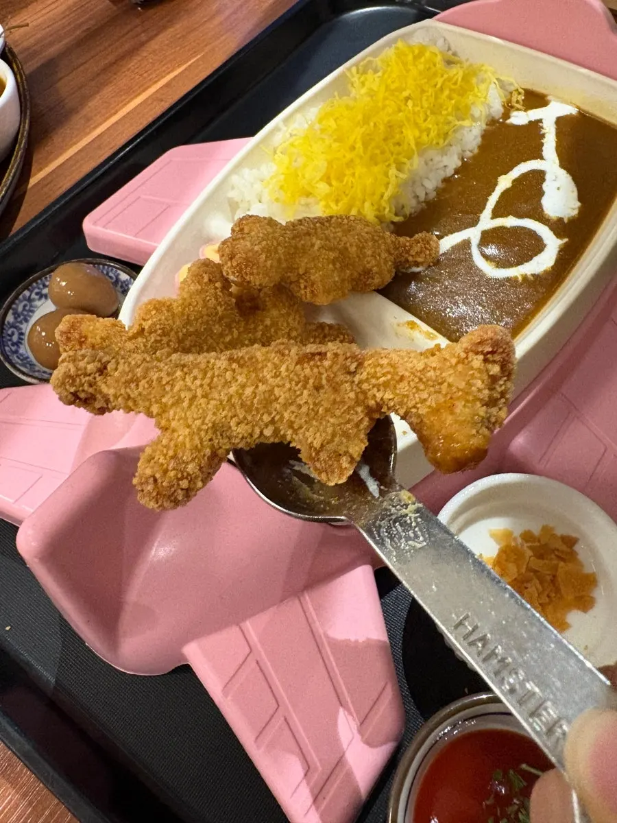 키즈세트를 먹는 아이의 테이블