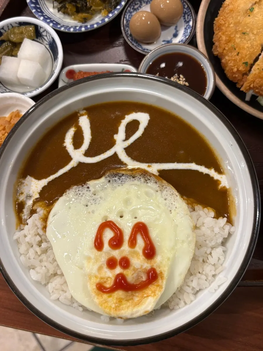 카레와 가라아게를 나눠 먹는 테이블