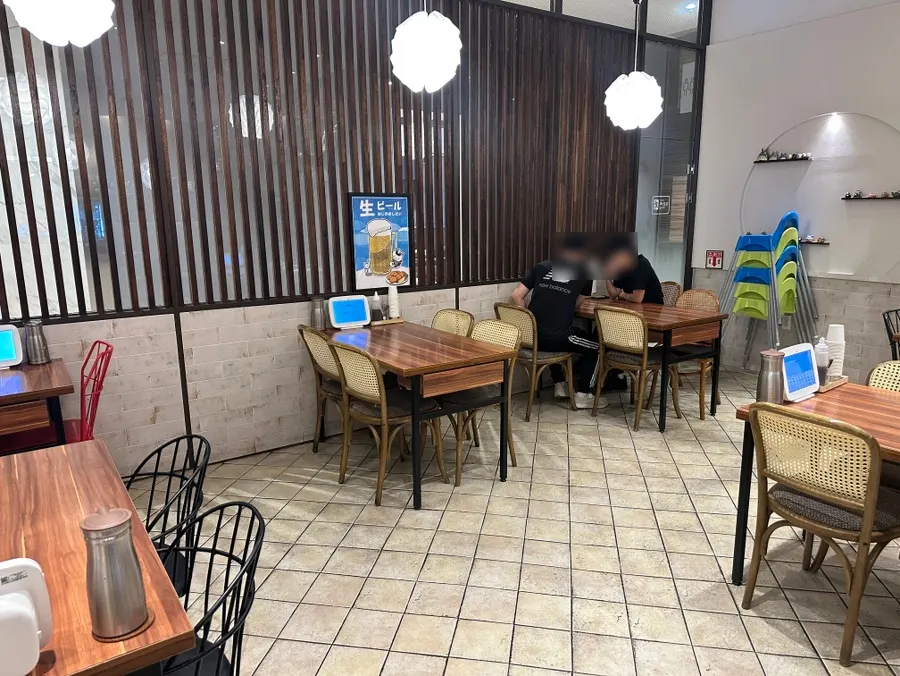 따뜻한 조명과 일본풍 소품이 놓인 매장 한쪽