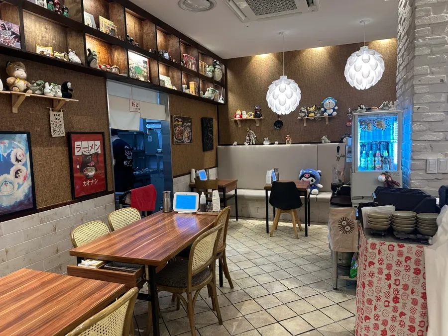 일본 식당 분위기가 나는 매장 인테리어