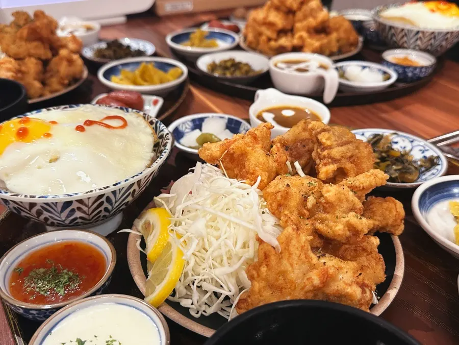 밥과 국이 함께 나온 가라아게 정식