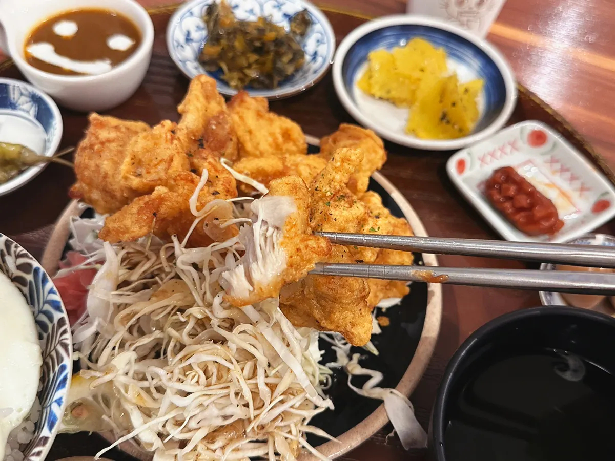 접시에 담긴 가라아게 조각들