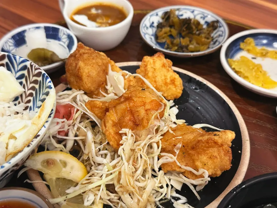 밥과 가라아게 한 숟갈