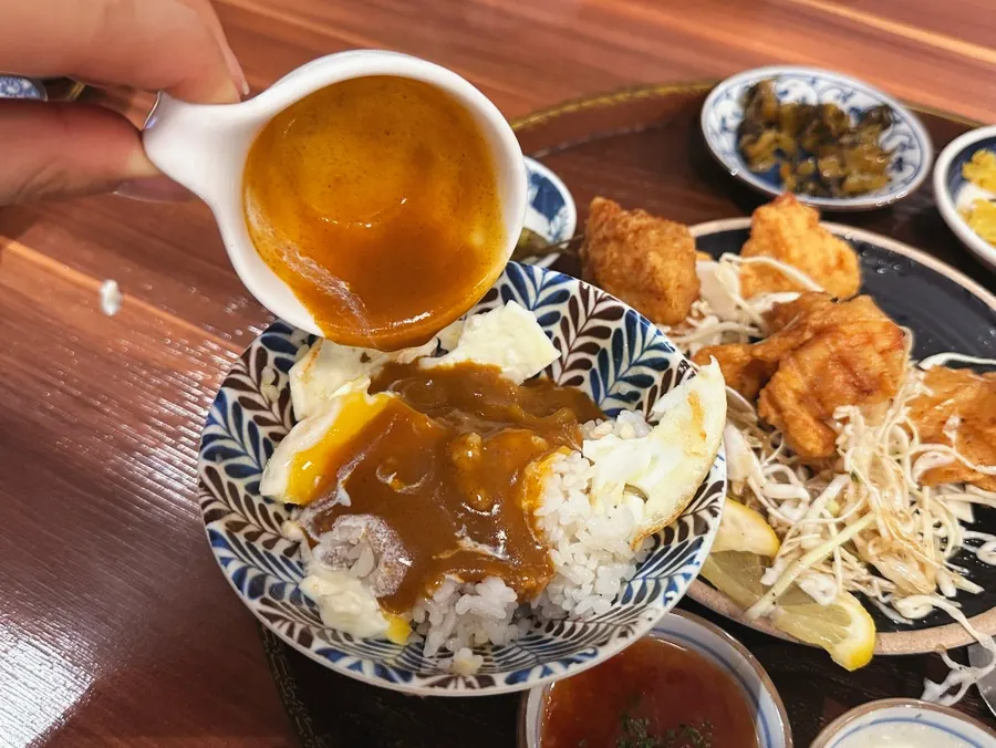 정식에 곁들여 나온 카레와 밥