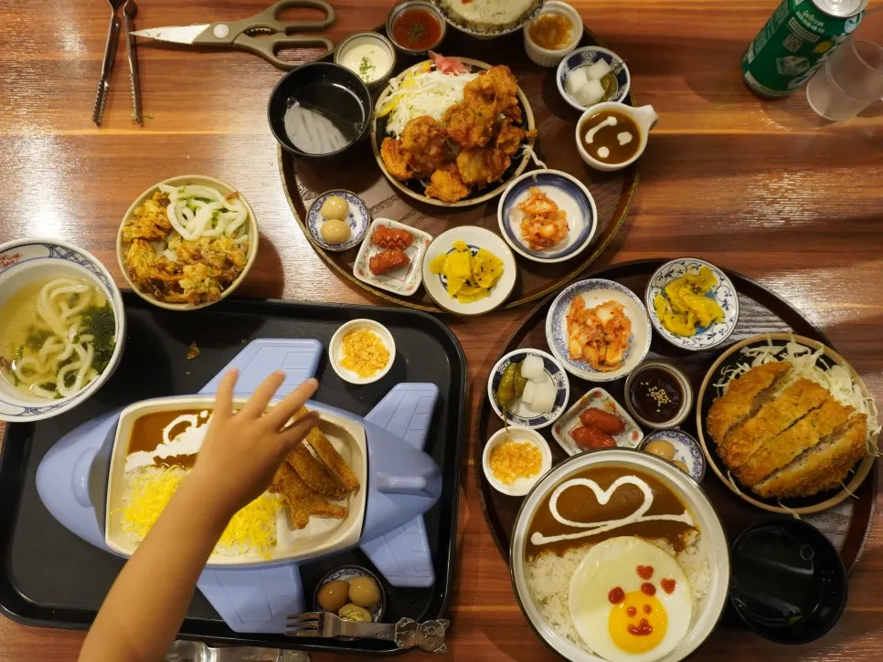 한꺼번에 차려진 패밀리 세트 한 상