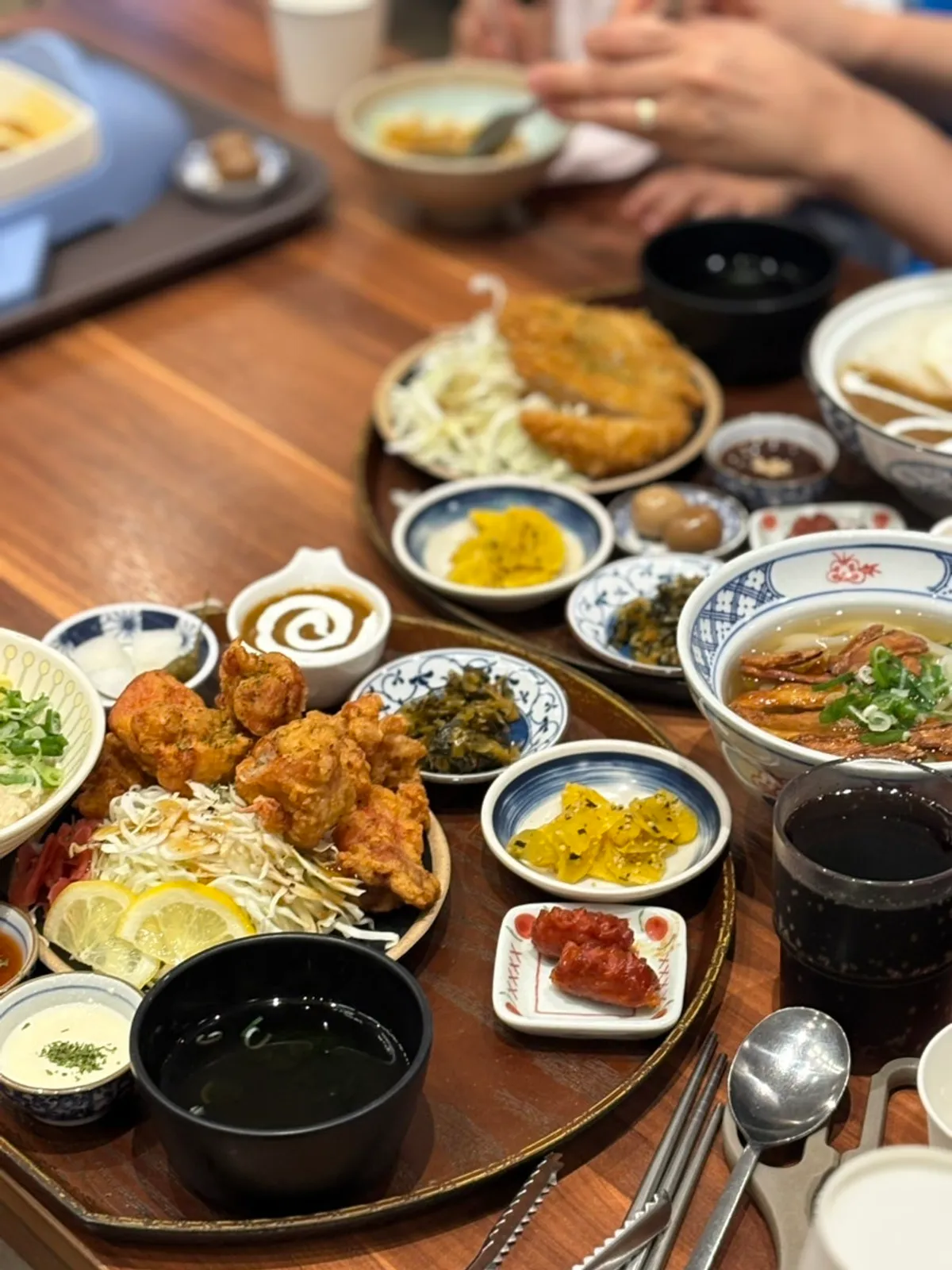 패밀리세트와 키즈 메뉴, 우동이 차려진 테이블