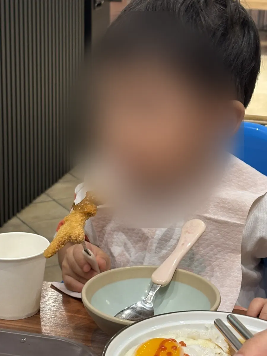 아이 둘이 나눠 먹은 우동 한 그릇