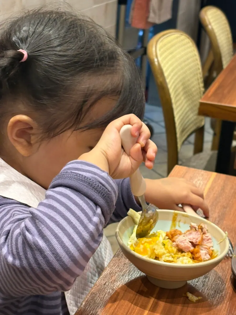 밑반찬 메추리알과 밥이 놓인 상차림