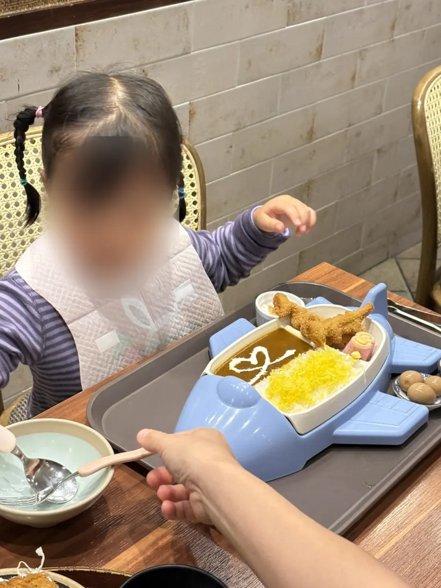 상어 모양으로 담겨 나온 다이도코로 키즈카레